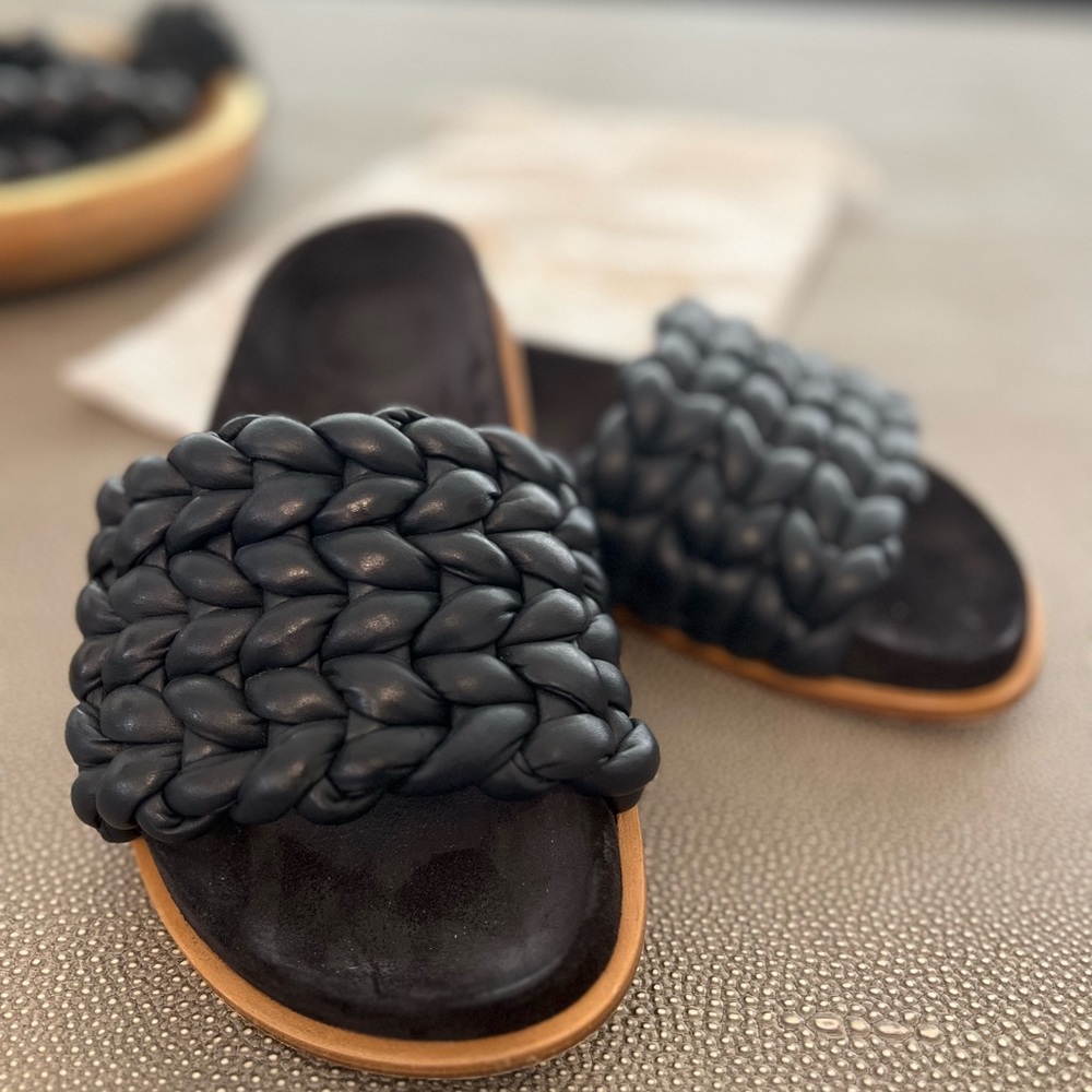 CHLOÉ
Kacey Braided Leather Slides